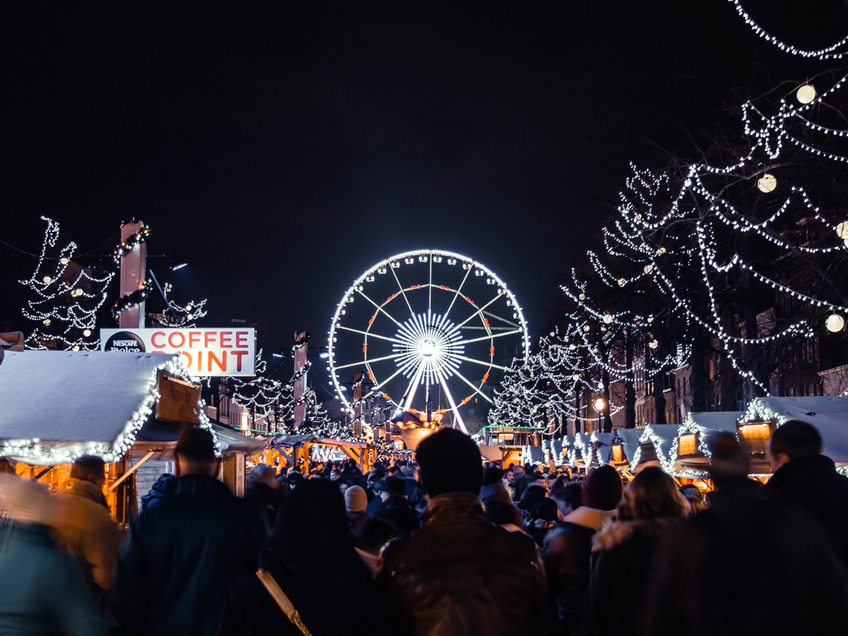 bruessel-maerchenhafte-adventszeit-mit-lichtershow-weihnachtsmarkt-in-bruessel-243911615.jpg