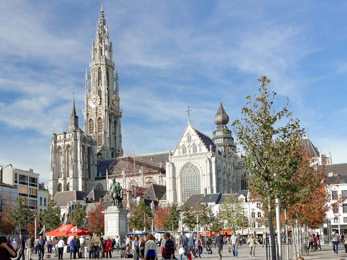 fladern-und-belgische-kulturperlen-marktplatz-an-der-liebfrauenkathedrale-antwerpen-71853148.jpg