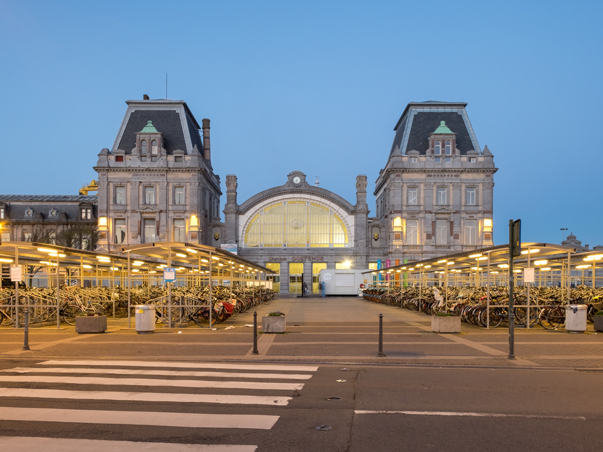 oostende-suesser-flandern-nie-duftet-bahnhof-von-oostende-165087877.jpg