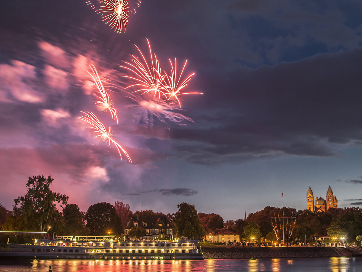 bad-duerkheim-romantische-festtage-speyer-feuerwerk-beim-bretzelfest-88692468.jpg