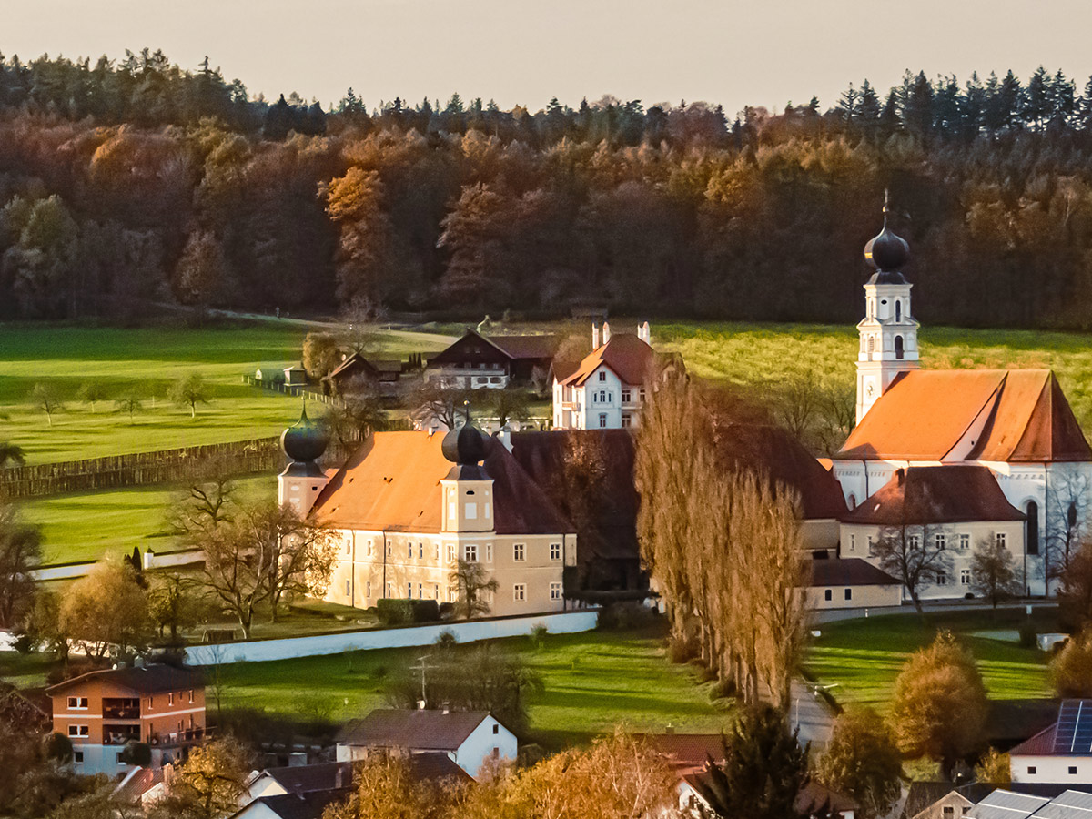 bad-griesbach-niederbayerische-erlebnisse-mit-kultur-und-wellness-ehemaliges-kloster-der-praemonstratenser-in-bad-griesbach-581506107.jpg