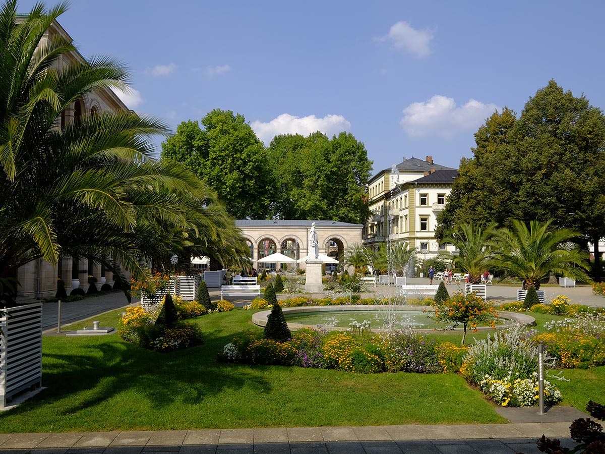 bad-kissingen-sommer-in-der-heiteren-kurstadt-stadtansicht-und-kurpark-von-bad-kissingen-127243841.jpg