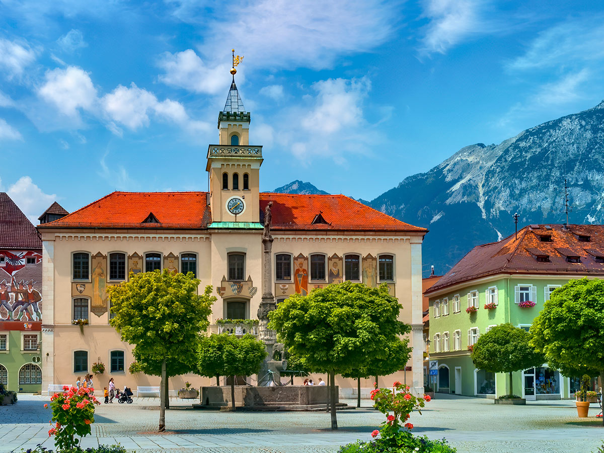 bad-reichenhall-das-bad-der-koenige-rathaus-in-bad-reichenhall-339578726.jpg