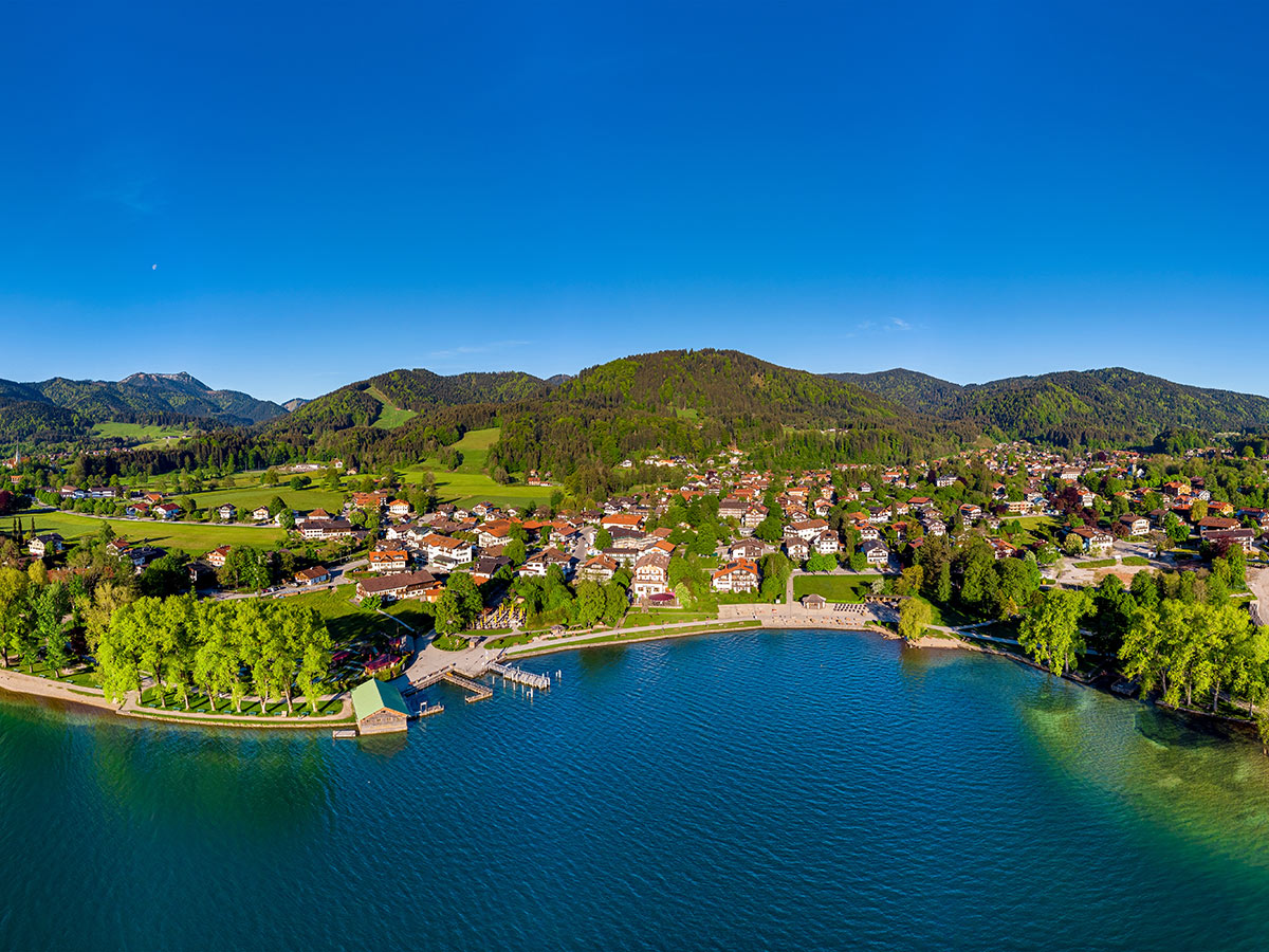 bad-wiessee-am-tegernsee-ein-jungbrunnen-inmitten-der-voralpen-bad-wiessee-am-tegernsee-438648413.jpg