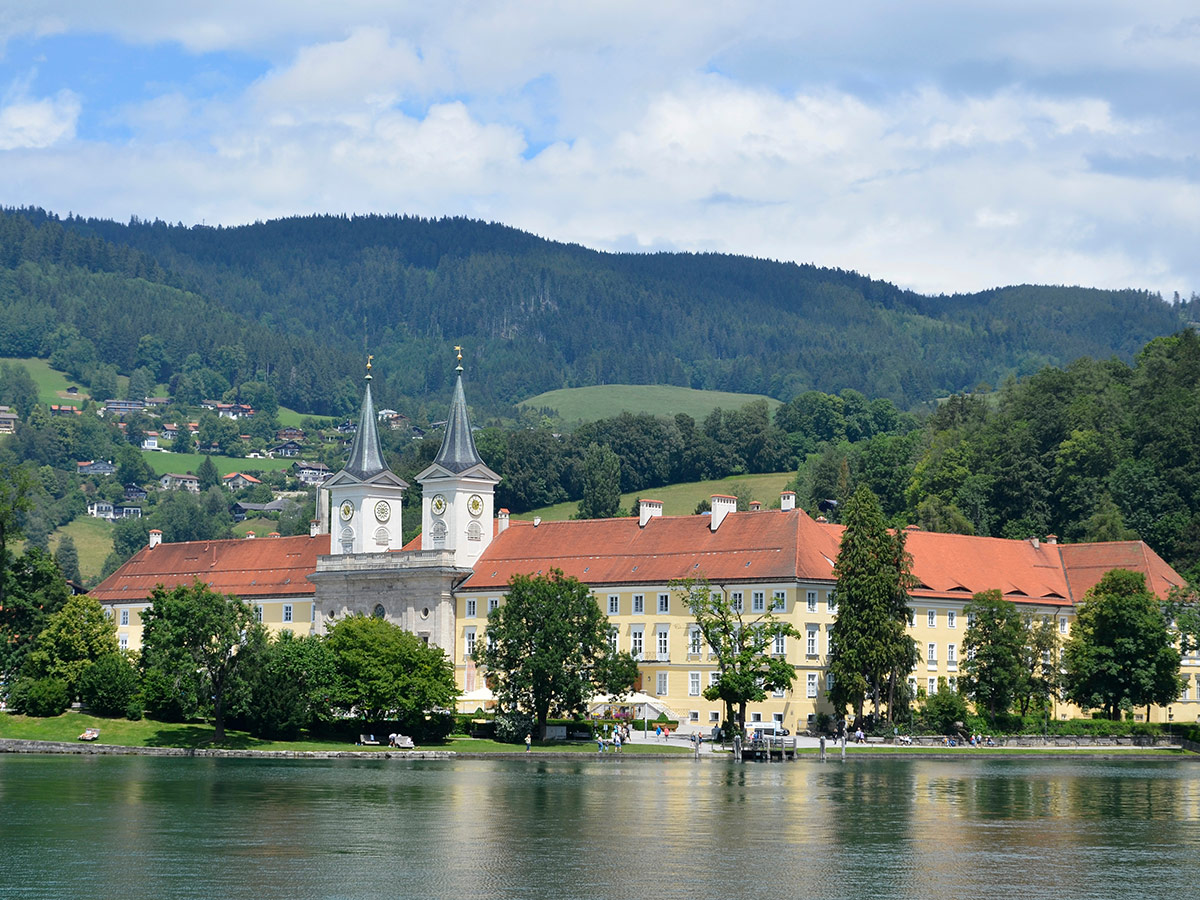 bad-wiessee-am-tegernsee-ein-jungbrunnen-inmitten-der-voralpen-ehem.kloster-mit-kirche-st.quirinus-tegernsee-370776145.jpg