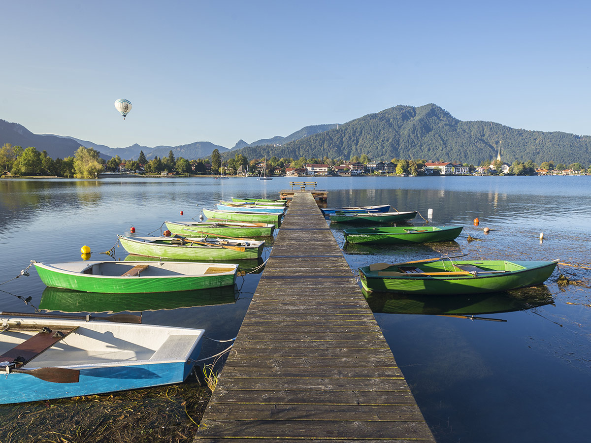 bad-wiessee-tegernsee-mit-blick-auf-rottach-egern-175831893.jpg