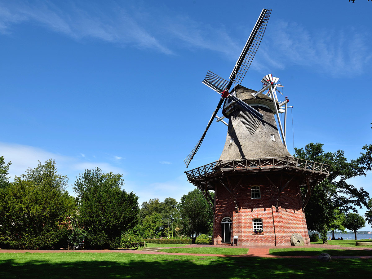 bad-ziwschenahn-sommerurlaub-im-schoenen-ammerland-windmuehle-89369159.jpg