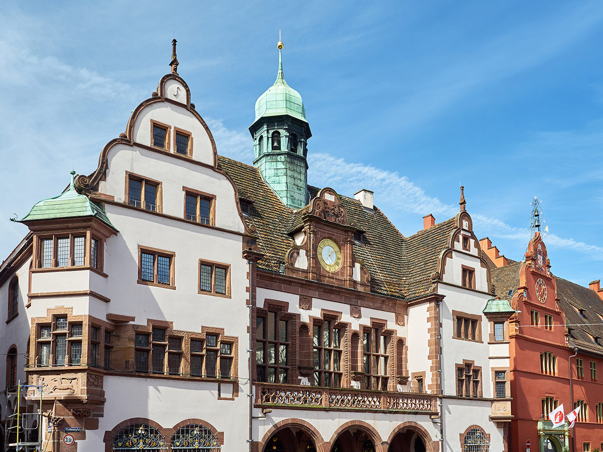 badenweiler-suedlicher-schwarzwald-altes-und-neues-rathaus-in-freiburg-106829341.jpg