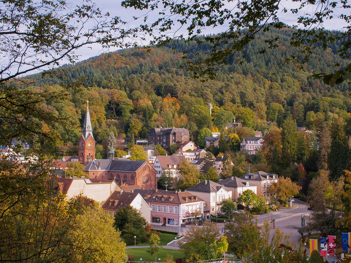 badenweiler-suedlicher-schwarzwald-badische-weinstrasse-und-ein-stueckchen-schweiz-badenweiler-im-schwarzwald-175401617.jpg