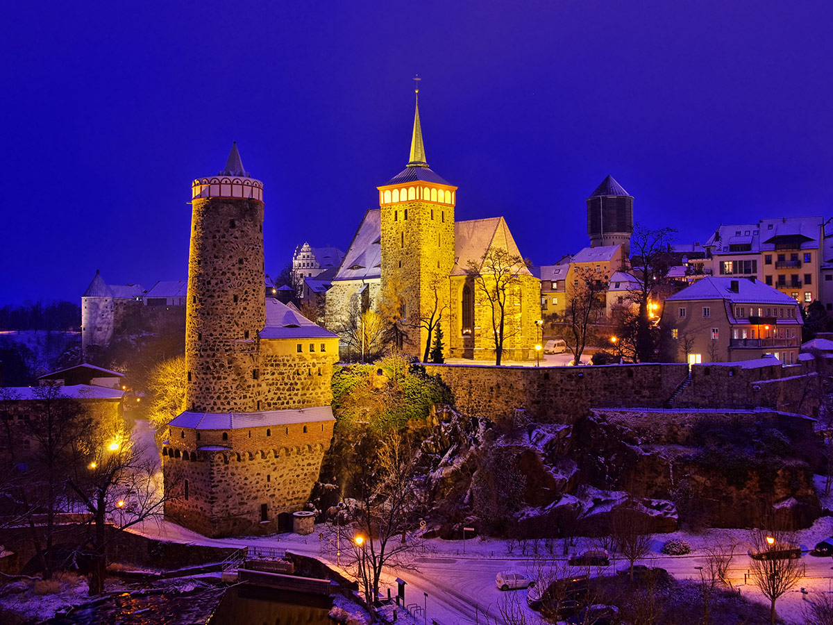 bautzen-im-advent-entdecken-sie-die-stadt-der-tuerme-und-die-einzigartige-oberlausitz-bautzen-nacht-winter-46996166.jpg