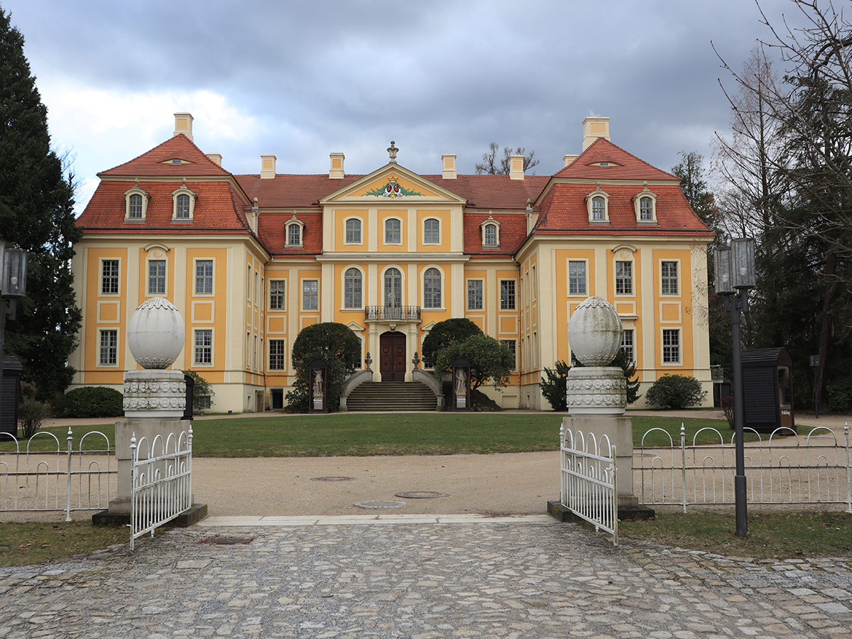 bautzen-im-advent-entdecken-sie-die-stadt-der-tuerme-und-die-einzigartige-oberlausitz-das-barockschloss-rammenau-in-sachsen-255108296.jpg