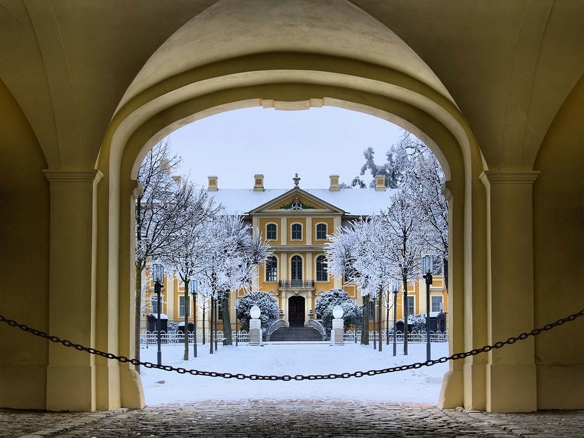 bautzen-im-advent-entdecken-sie-die-stadt-der-tuerme-und-die-einzigartige-oberlausitz-rammenau-barockschloss-im-winter-131018500.jpg