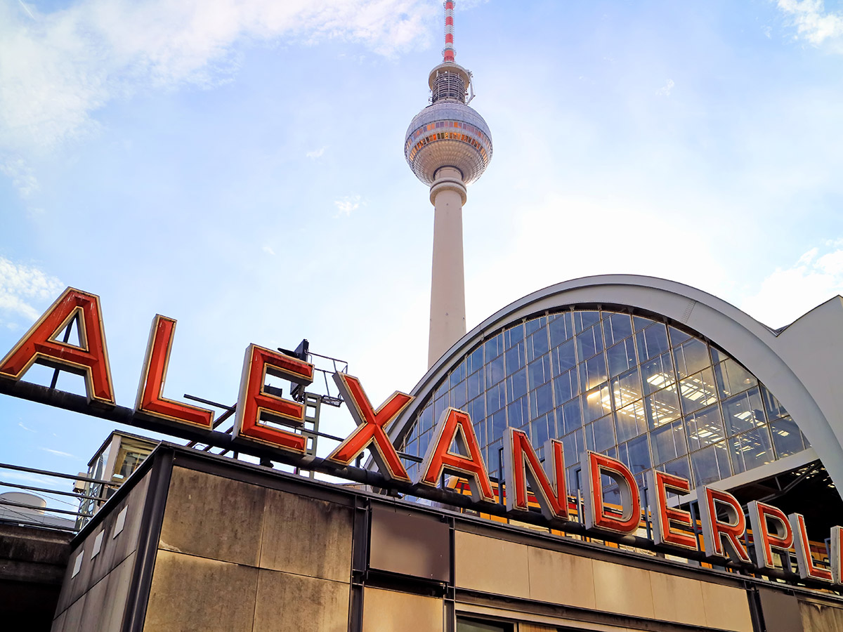 berlin-currywurst-und-kadewe-alexanderplatz-122752558.jpg