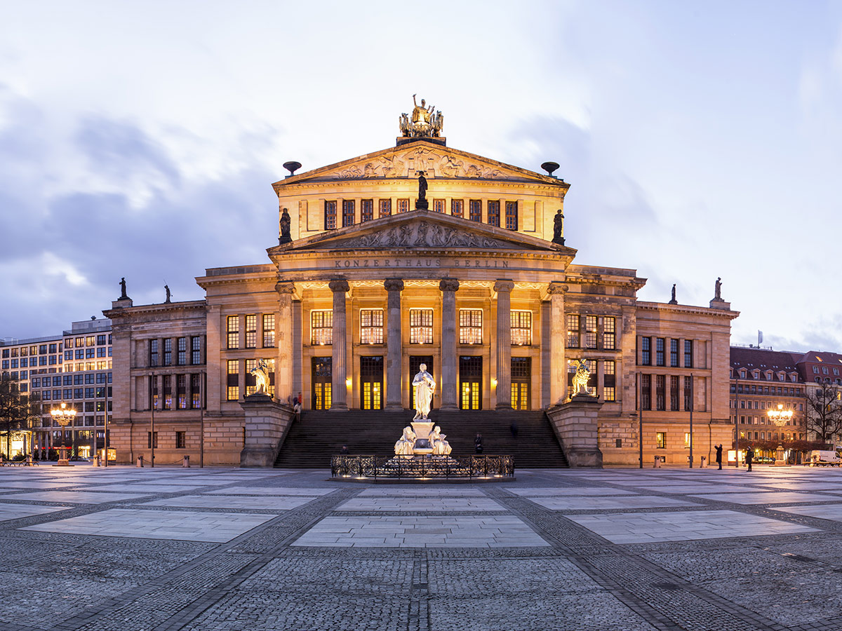 berlin-currywurst-und-kadewe-gendarmenmarkt-60210648.jpg