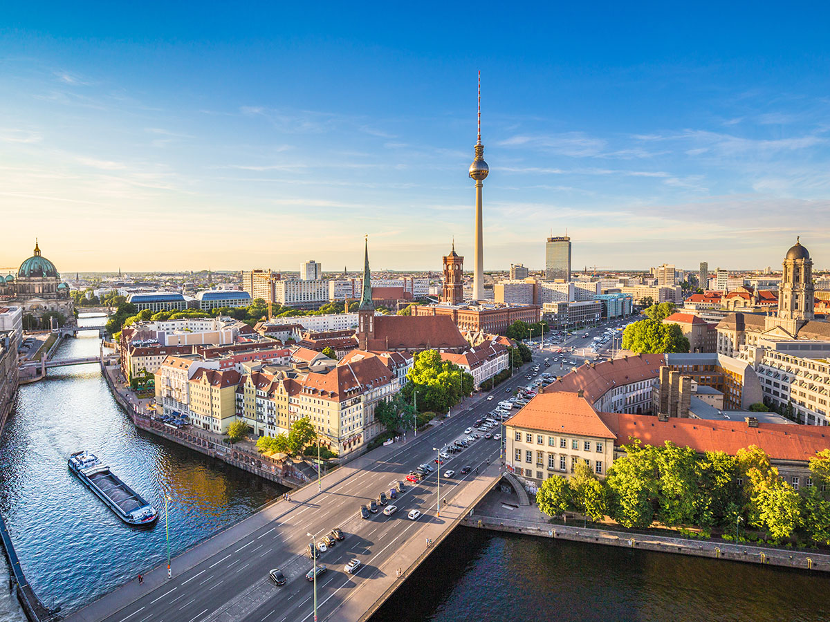 berlin-currywurst-und-kadewe-tv-tower-spree-91600450.jpg