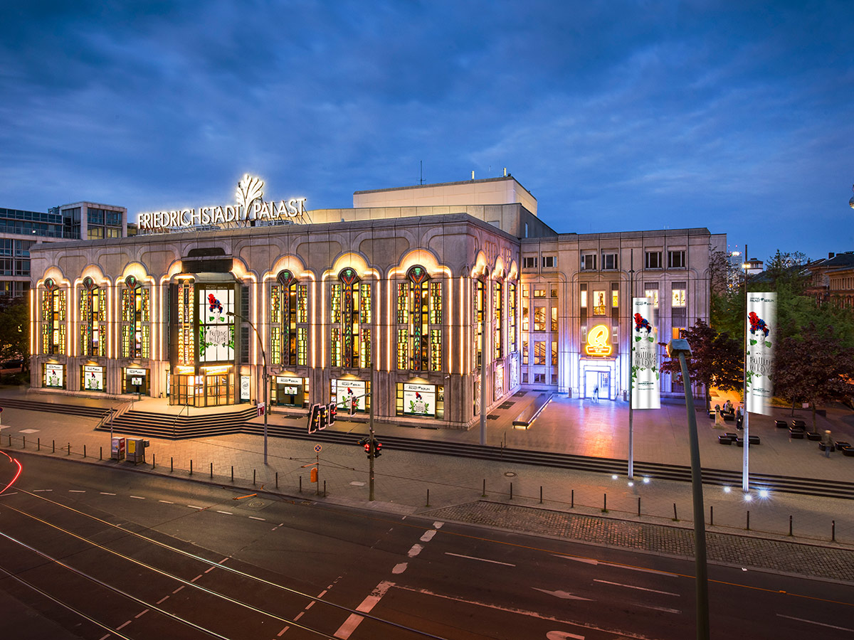 berlin-immer-am-puls-der-zeit-mit-falling-_-in-love-im-friedrichstadt-palast-der-palast-in-berlin-2023-06-fsp-hausansicht-april-2020-foto-bernd-brundert-print-fil-erweitert.jpg