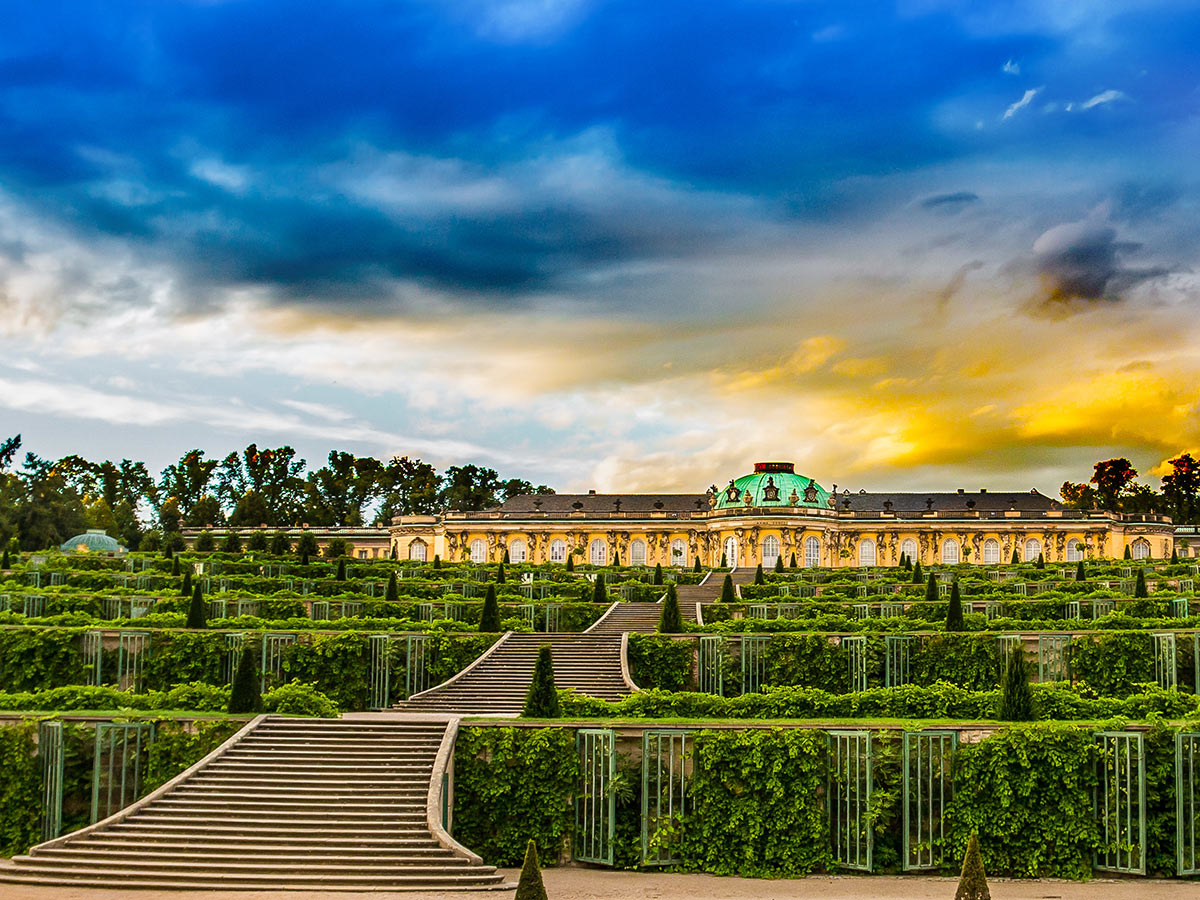 berlin-prachtvolle-boulevards-sanssouci-schloss-in-potsdam-139396660.jpg