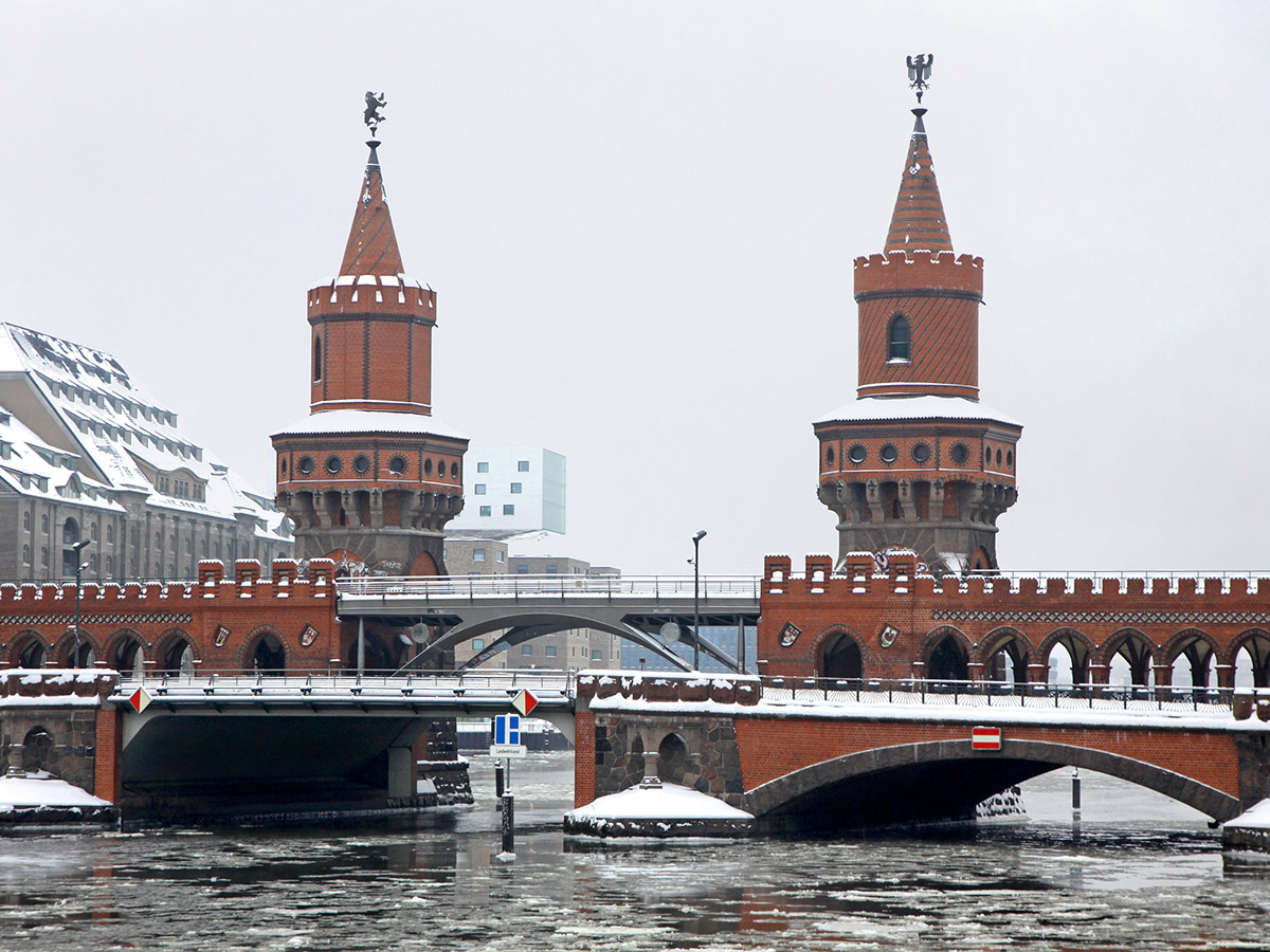 berlin-silvesterglanz-oberbaum-bridge-38083884.jpg