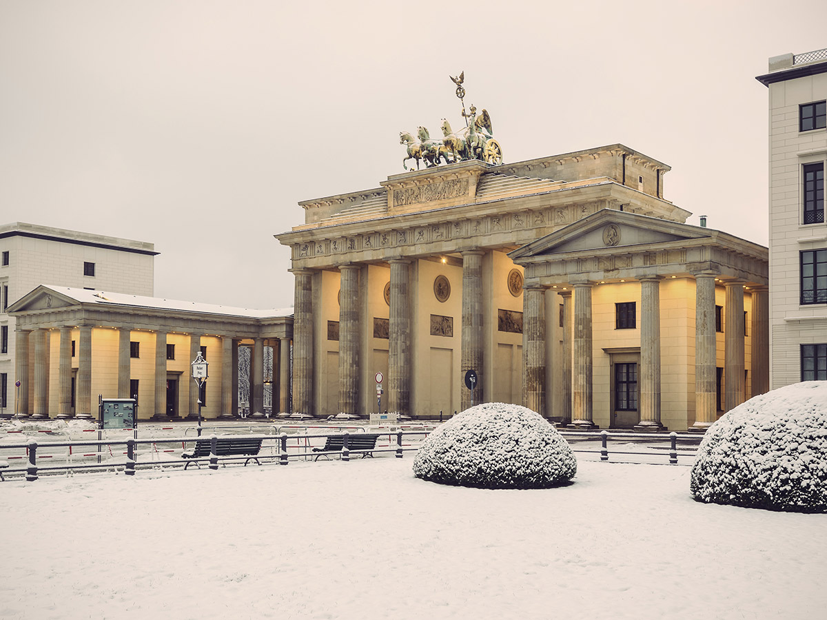 berlin-weihnachtsbummel-brandenburg-gate-brandenburger-tor-in-snow-116297736.jpg