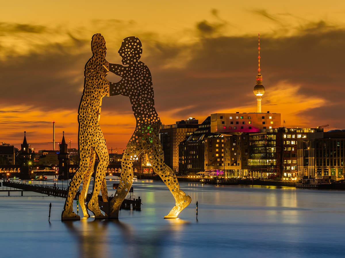 berlin-weihnachtsbummel-molecule-man-69473776.jpg