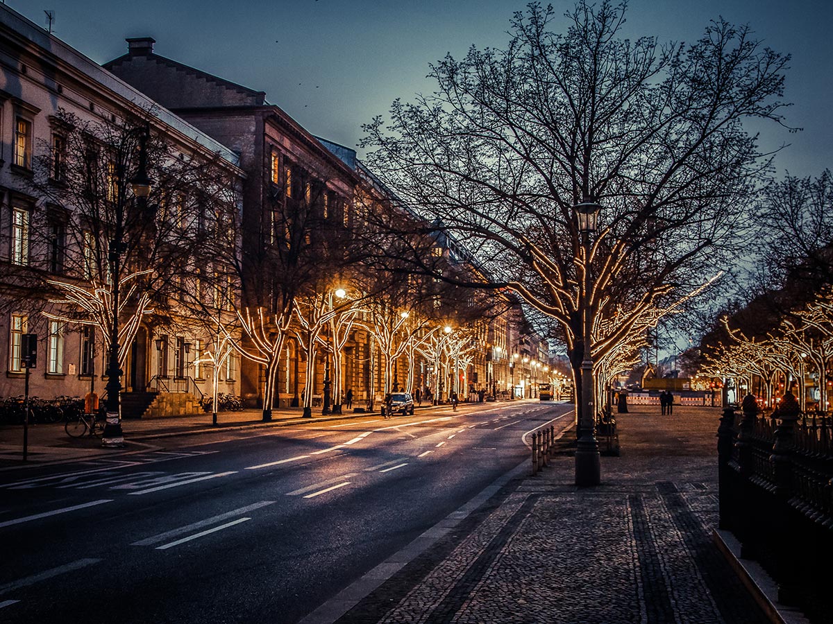 berlin-weihnachtsbummel-unter-den-linden-96024609.jpg