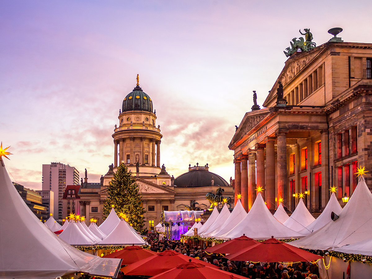 berlin-weihnachtsbummel-weihnachtsmarkt-gendarmenmarkt-129824931.jpg