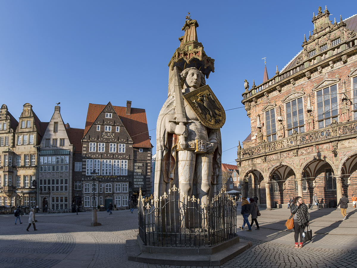 bremen-und-bremerhaven-hanseatische-traditionen-roland-am-markt-in-bremen-138977799.jpg