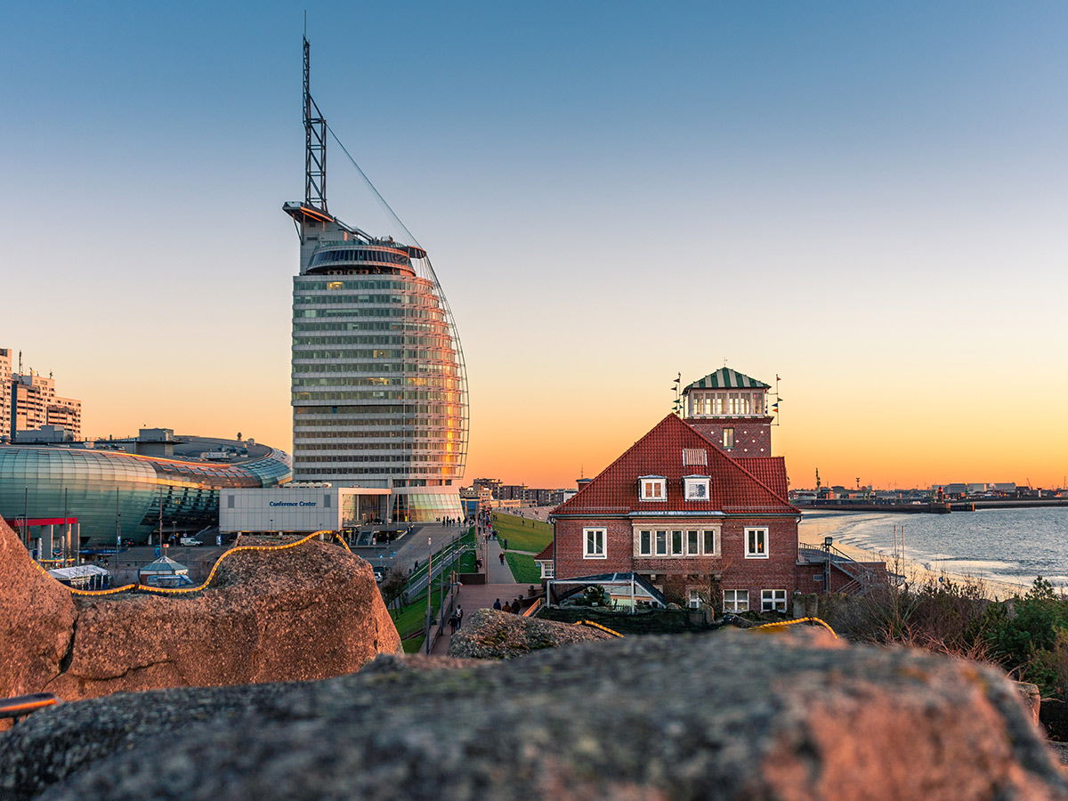 bremerhaven-kurzurlaub-in-den-havenwelten-sonnenuntergang-in-bremerhaven-244118213.jpg