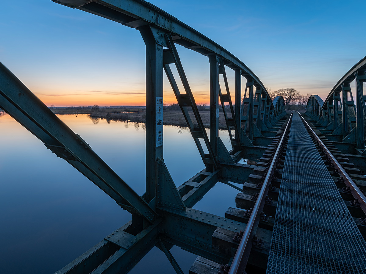 hansestadt-bremen-mit-meisterwerken-in-der-kunsthalle-bremen-und-ausfluegen-nach-bremerhaven-die-historische-moorexpress-bruecke-ueber-die-hamme-359031757.jpg