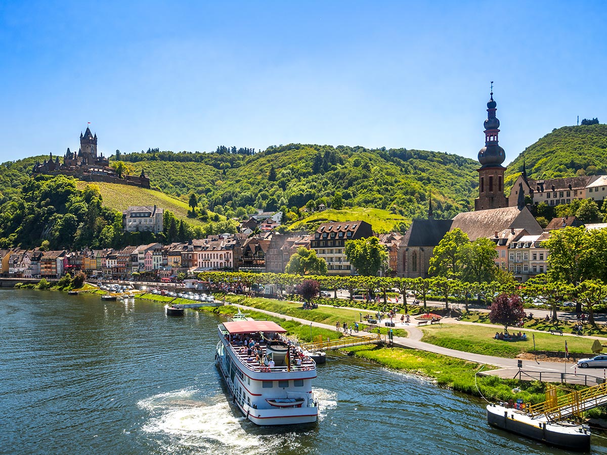 diebich-an-der-mosel-verabschieden-sie-den-winter-an-der-mosel-blick-ueber-cochem-250877343.jpg