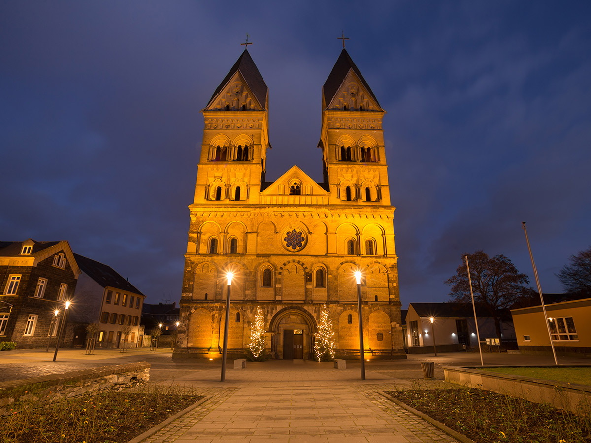 dieblich-an-der-mosel-stimmungsvolle-weihnachtszeit-moselwinter-mit-andernach-koblenz-cochem-und-weinerlebnis-liebfrauenkirche-131721586.jpg