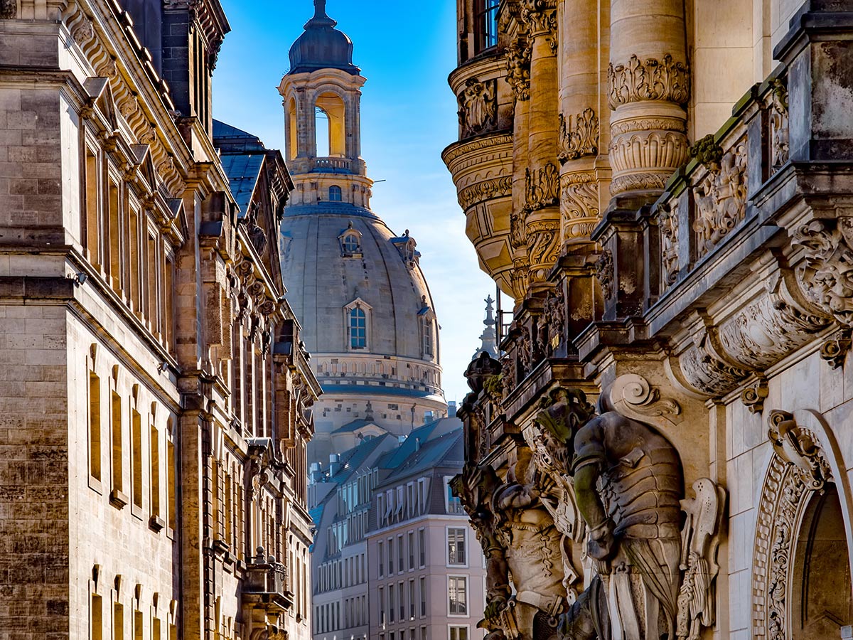 dresden-und-das-elbland-mit-besuch-der-porzellanmanufaktur-meissen-frauenkirche-und-wandskulptur-vom-georgentor-185172516.jpg