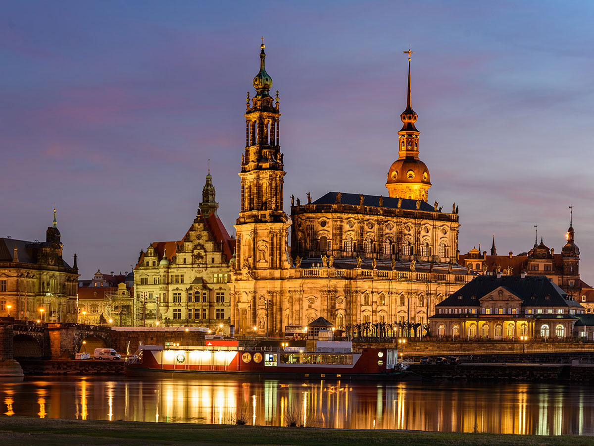 dresden-zum-striezelmarkt-dezember-altstadt-01-141254678.jpg