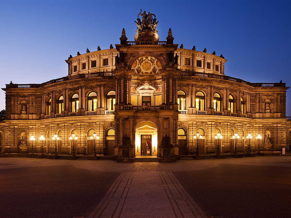 dresden-zum-striezelmarkt-dezember-semperoper-21403516.jpg