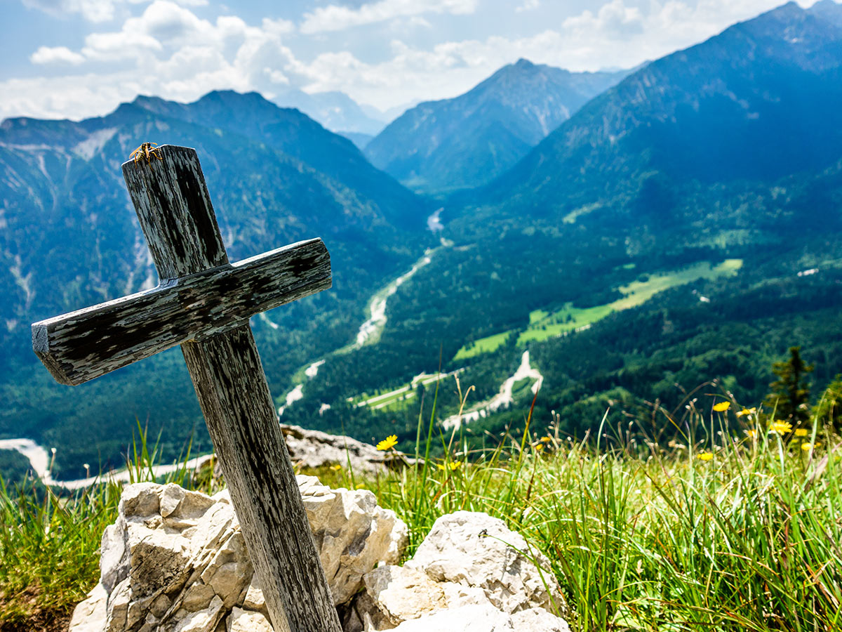 ettal-willkommen-in-den-ammergauer-alpen-mit-oberammergau-und-innsbruck!-gipfelkreuz-219797420.jpg