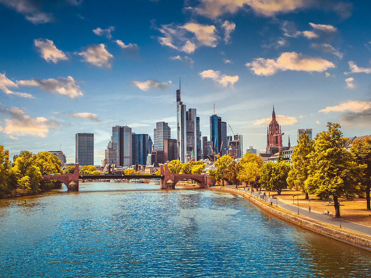 frankfurt-luxus-und-kultur-mit-hessischen-spezialitaeten-skyline-544452149.jpg