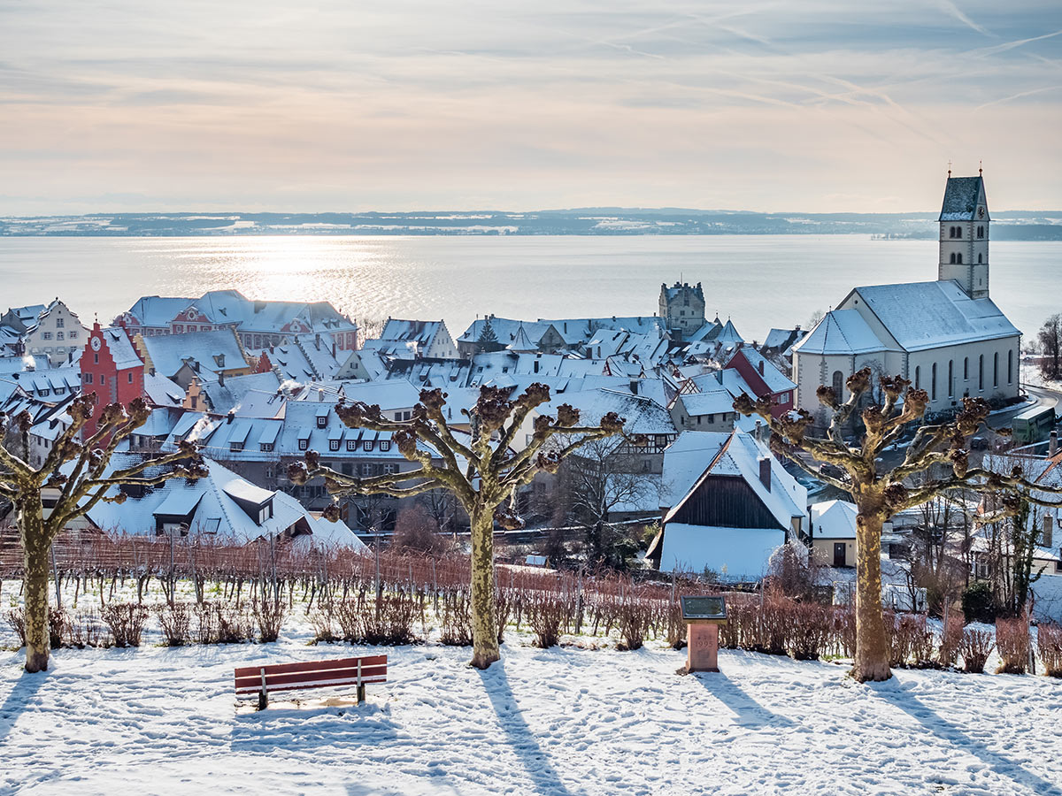 friedrichshafen-auszeit-am-bodensee-mit-bregenz-gartenstadt-ueberlingen-und-kulturmetropole-st.-gallen-meersburg-am-bodensee-im-winter-100550938.jpg