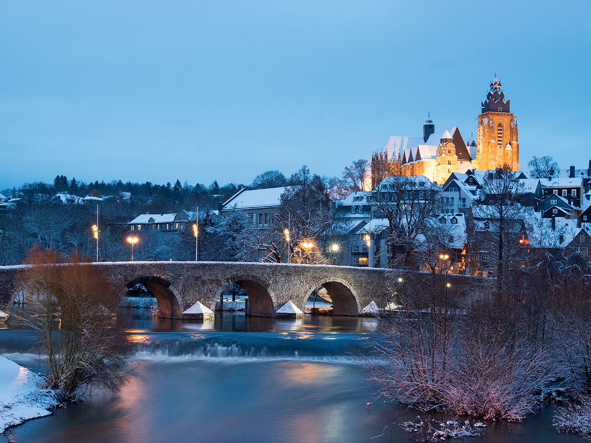 fulda-weihnachtsglanz-und-barocke-pracht-alte-lahnbruecke-in-wetzlar-mit-dom-im-winter-185378648.jpg