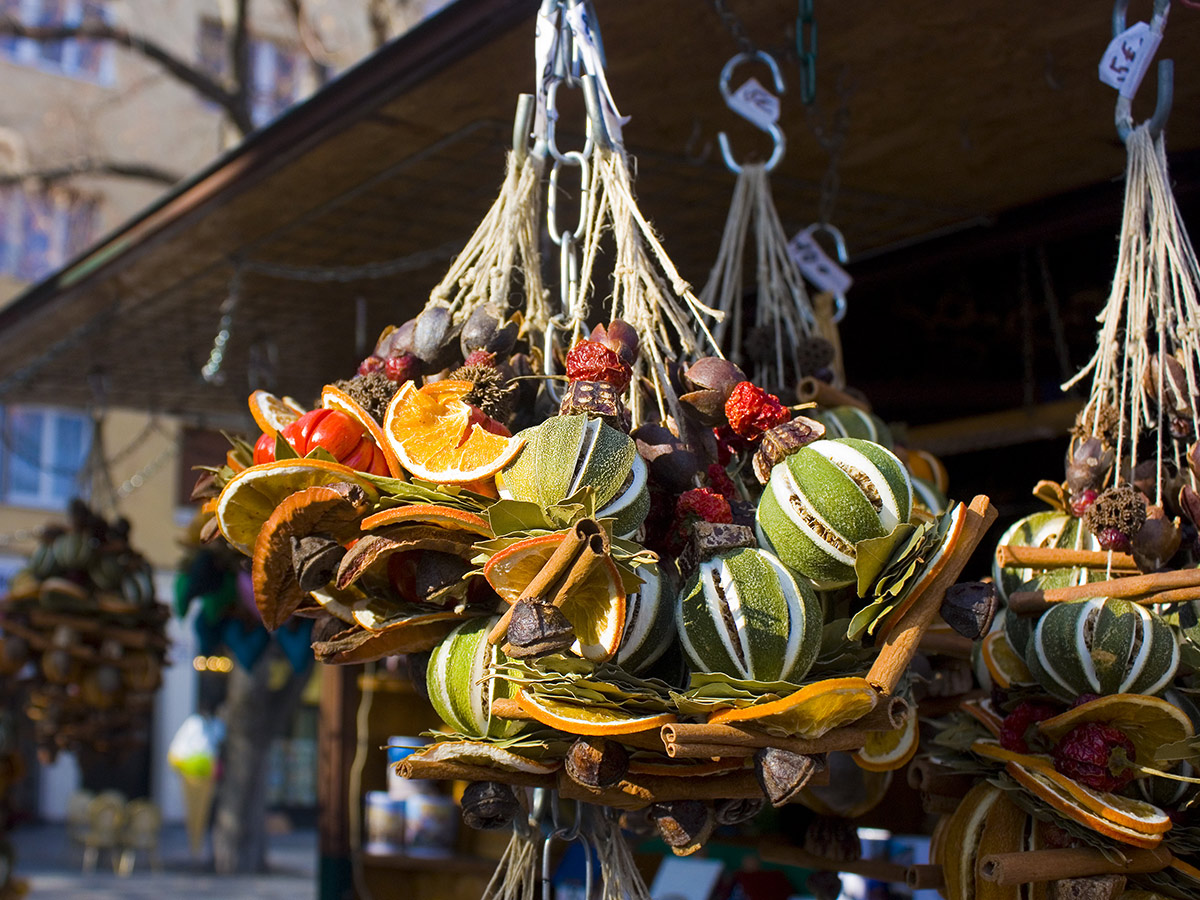 fulda-weihnachtsglanz-und-barocke-pracht-souvenirs-aus-bratislava-514400762.jpg