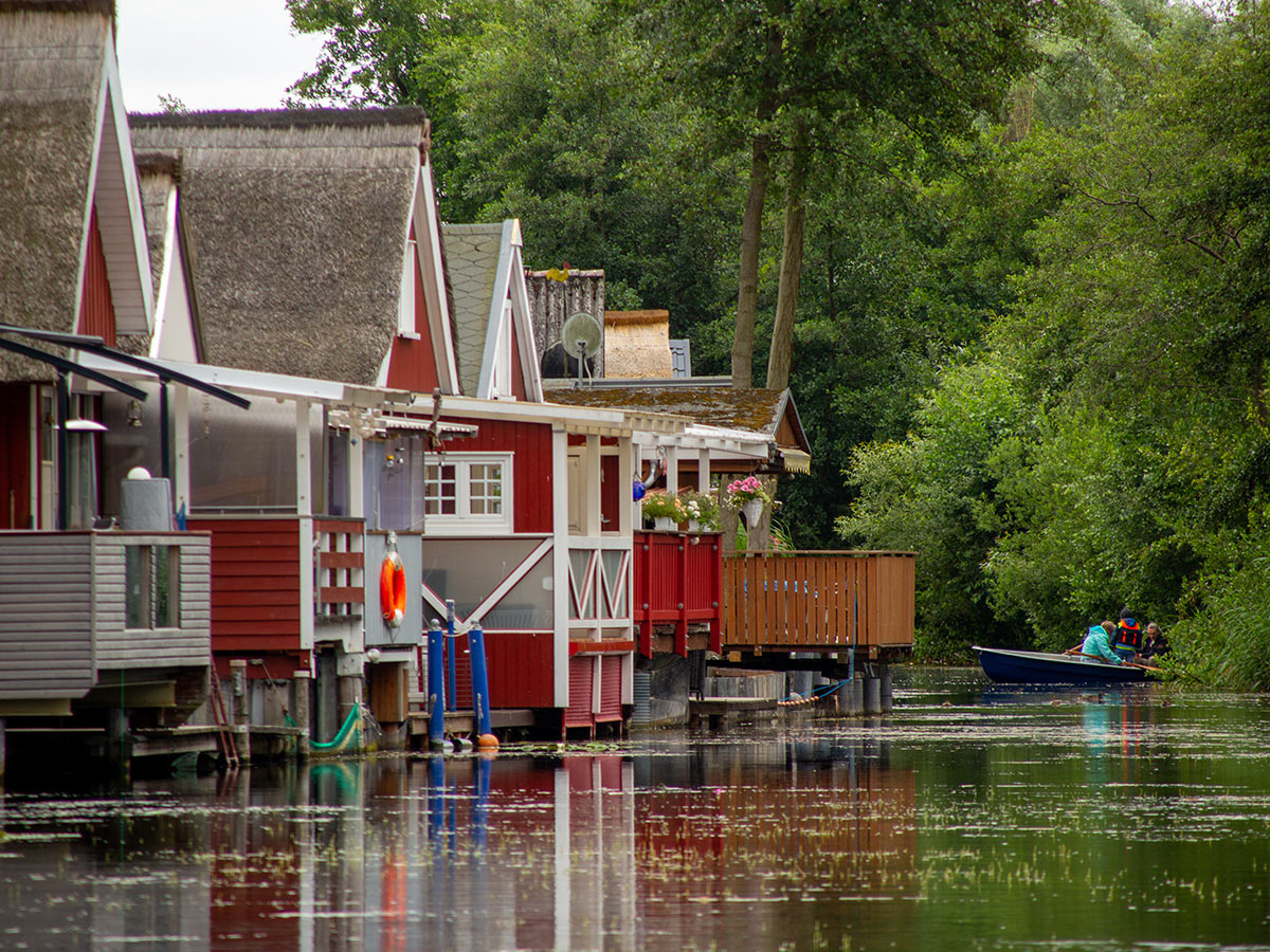 guestrow-idyllische-mecklenburgische-seenplatte-mit-ausfluegen-nach-rostock-warnemuende-und-schwerin-bootshaus-277737841.jpg