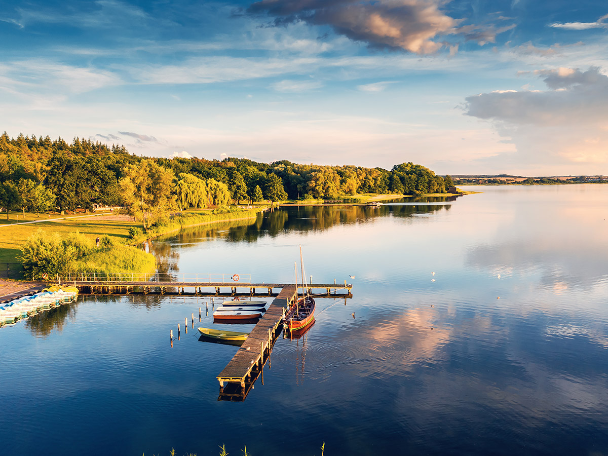 guestrow-idyllische-mecklenburgische-seenplatte-mit-ausfluegen-nach-rostock-warnemuende-und-schwerin-guestrow-inselsee-367516360.jpg