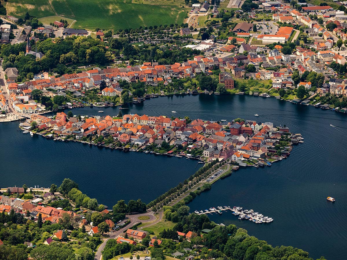 guestrow-idyllische-mecklenburgische-seenplatte-mit-ausfluegen-nach-rostock-warnemuende-und-schwerin-malchow-altstadt-443434117.jpg