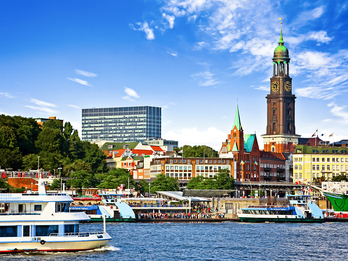 hamburg-klassisch-mit-speicherstadt-und-elbphilarmonierundgang-blick-auf-st-pauli-und-den-hafen-51716208.jpg