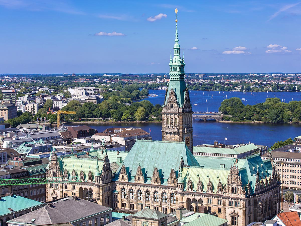 hamburg-meine-perle-mit-besonderen-kulinarischen-genuessen-speicherstadt-hafenrundfahrt-und-miniatur-wunderland-blick-auf-das-rathaus-hamburg-53203095.jpg