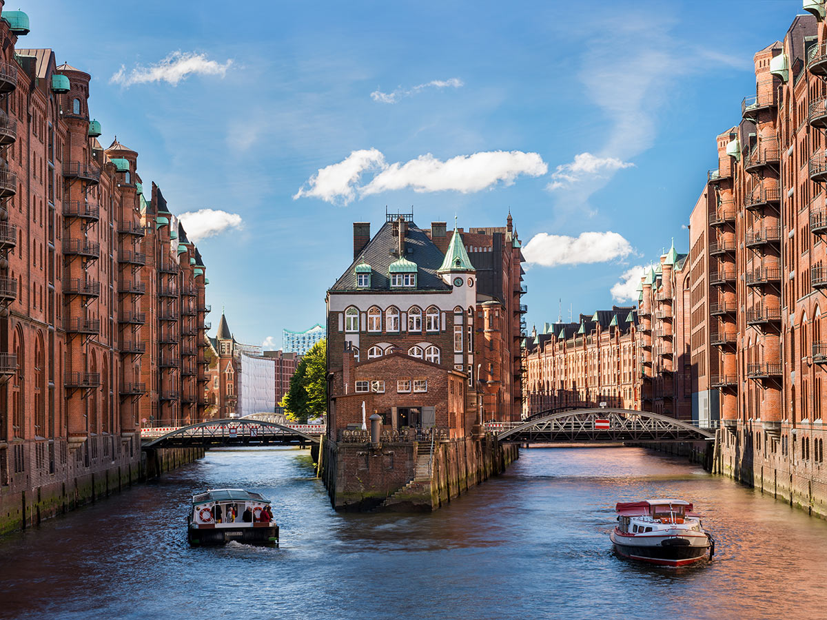 hamburg-meine-perle-mit-besonderen-kulinarischen-genuessen-speicherstadt-hafenrundfahrt-und-miniatur-wunderland-hamburg-wasserschloss-57038016.jpg