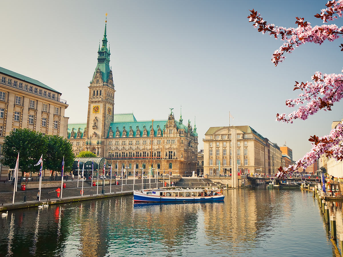 hamburg-klassisch-mit-speicherstadt-und-elbphilarmonierundgang-hamburg-im-sommer-139948950.jpg