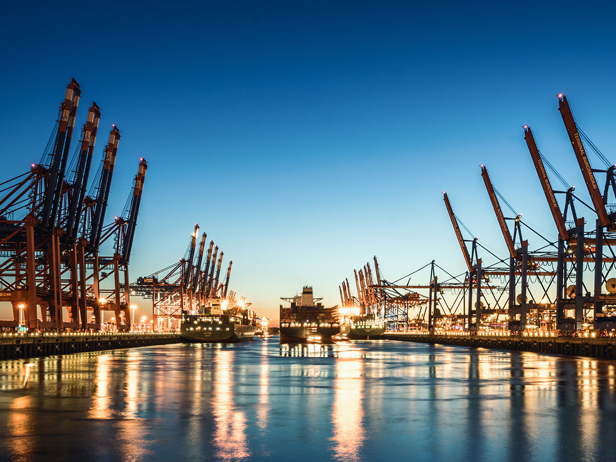 hamburg-silvester-containerhafen-137175207.jpg