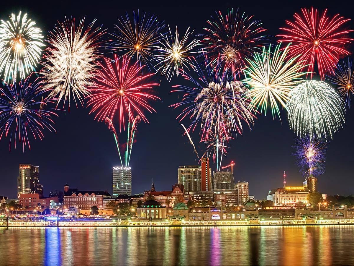 hamburg-silvester-feuerwerk-54774230.jpg