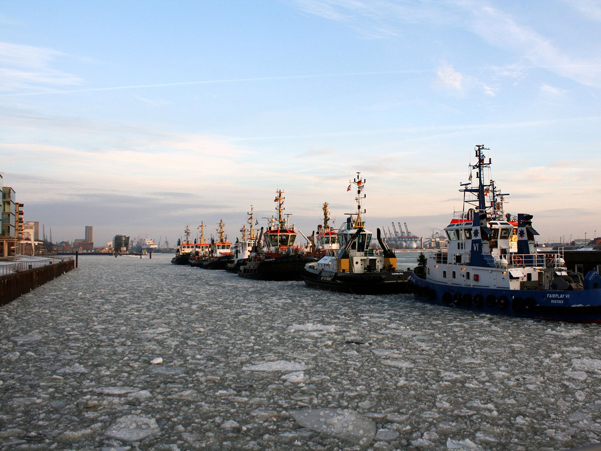 the-westin-hotel-hamburg-exquisites-lifestyle-hotel-in-der-elbphilharmonie-hamburger-hafen-im-winter-lizenzfrei-.jpg