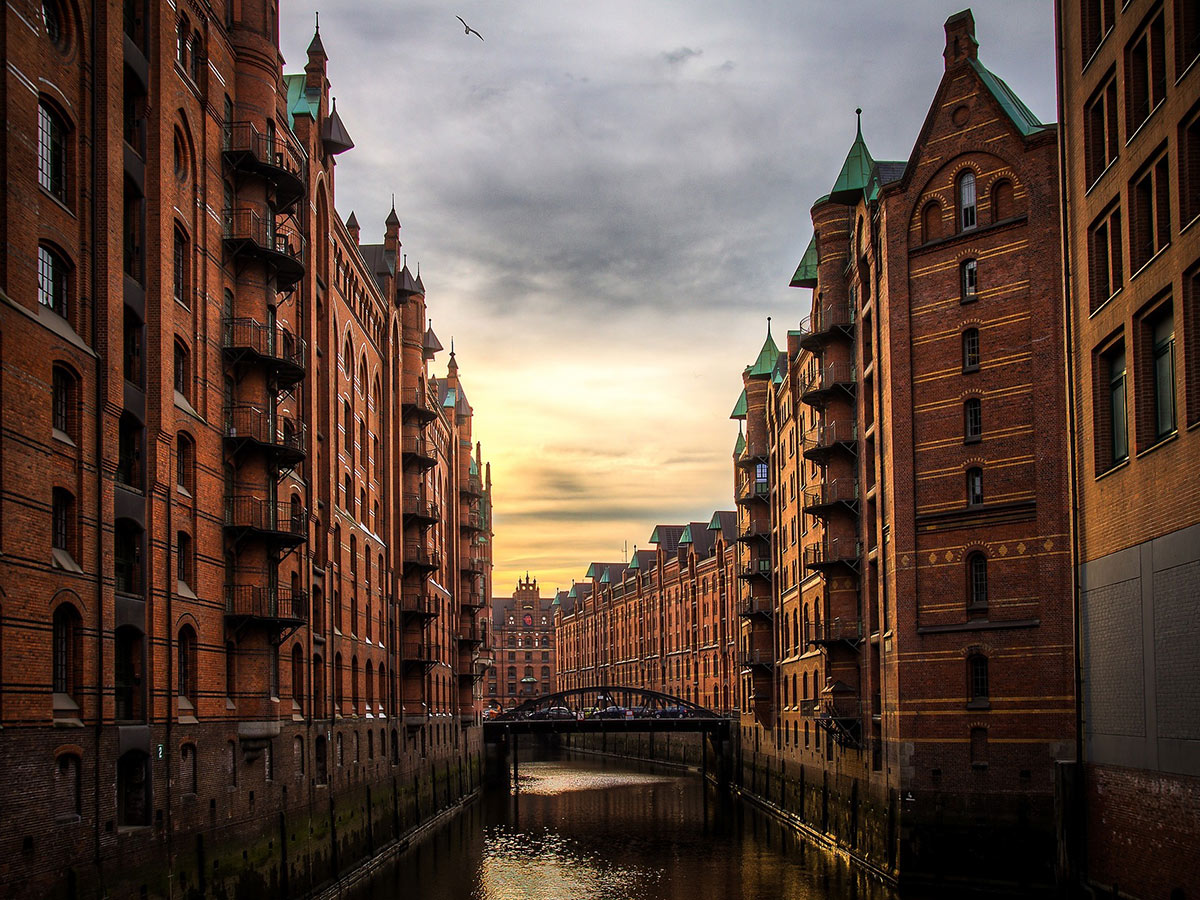 the-westin-hotel-hamburg-exquisites-lifestyle-hotel-in-der-elbphilharmonie-speicherstadt-hamburg-lizenzfrei-.jpg